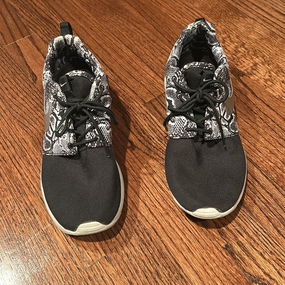 Nike Roshe - Picture 2 of 4